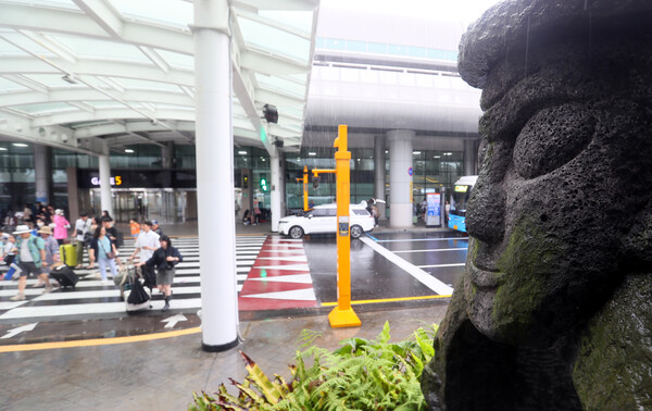 제주도가 장마철에 접어든 25일 제주국제공항에 비가 쏟아지고 있다. (사진=연합뉴스)