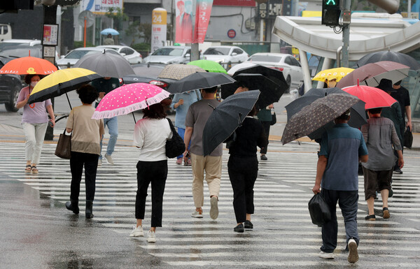 전국이 동시에 장마 영향권에 든 26일 오전 부산도시철도 동래역 인근에서 시민들이 우산을 쓰고 발걸음을 재촉하고 있다.(사진=연합뉴스)