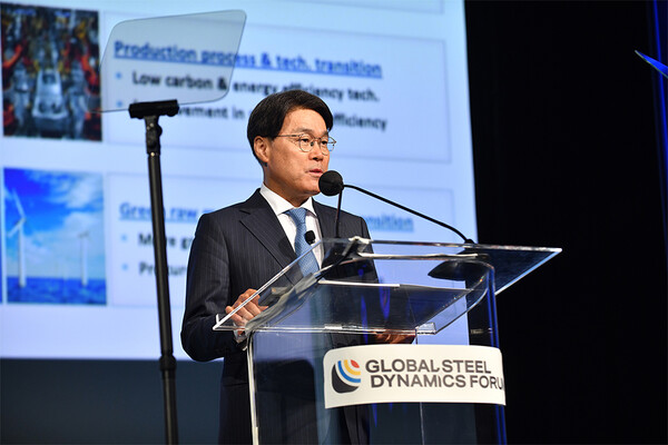 최정우 회장이 27일(현지시간) 미국 뉴욕에서 열린 WSD ‘Global Steel Dynamics Forum’에서 기조연설을 하고 있다 (사진=포스코)