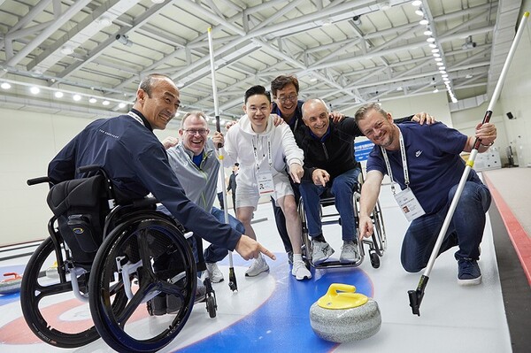 배동현 이사장이(좌측 세번째) 미니패럴림픽 스포츠나이트에서 IPC 앤드류 파슨스 위원장(우측 첫번째)을 비롯한 IPC • KPC 관계자들과 컬링 경기에 참여했다 (사진=BDH재단)