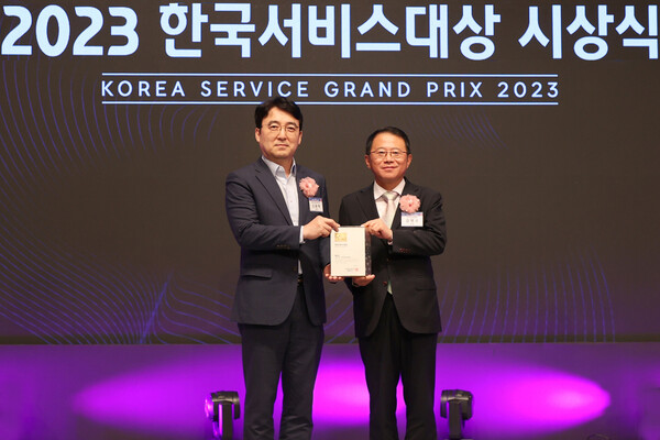 대우건설 신동혁 상무(왼쪽)가 강명수 한국표준협회 회장으로부터 '종합대상'을 수상하고 있다. (사진=대우건설)
