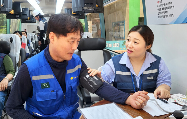 '찾아가는 안전버스' 안에서 사내 전문 간호사가 현장 근로자의 건강상태 점검과 상담을 하고 있다. (사진=포스코이앤씨)