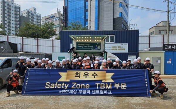 사진은 최우수 현장으로 선정된 e편한세상 부평역 센트럴파크 현장 직원들이 기념 촬영하는 모습. (사진=DL건설)