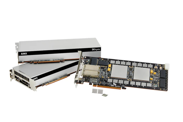 GDDR6-AiM을 여러 개 연결해 성능을 한층 개선한 가속기 카드 ‘AiMX’ 시제품 [SK하이닉스]