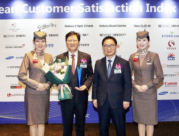 사진은 시상식에서 원유석 아시아나항공 대표이사가 한수희 한국능률협회컨설팅 대표이사와 기념 촬영하는 모습 (사진=아시아나항공)