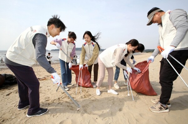18일 인천 용유해변에서 아시아나항공 직원들이 정화 활동을 펼치고 있다. [아시아나항공 제공]