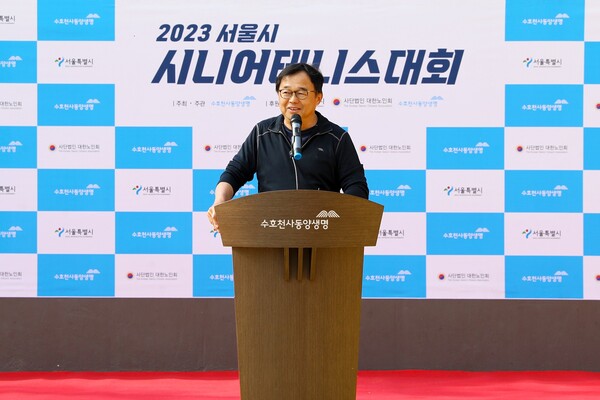 지난 3월 25일 서울 중구 장충테니스장에서 열린 '2023 서울시 시니어 테니스 대회'에서 저우궈단 동양생명 대표가 인사말을 하고 있다. (사진=동양생명 제공)