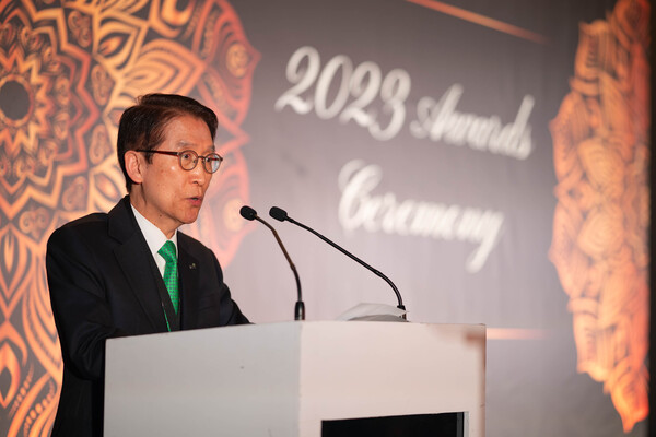 지난 6일(현지시간) 힐튼 싱가포르 오차드 호텔에서 열린 '2023 글로벌인슈어런스포럼'에서 신창재 교보생명 대표 겸 이사회 의장이 수상소감을 말하고 있다. (사진=교보생명 제공)