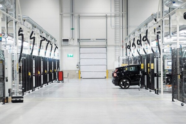 볼보자동차 스웨덴 소프트웨어 테스트 센터에서 테스트 중인 볼보 EX30. (사진=볼보코리아)