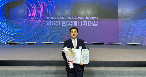 BAT코리아제조 김지형 공장장이 지난 16일 진행된 ‘2023년 한국에너지대상’에서 산업통상자원부 장관 표창을 수상했다./사진 제공 = BAT로스만스