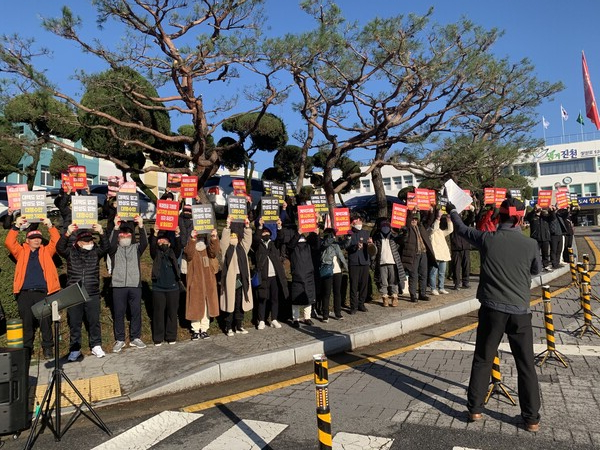 지난 17일 진청군청 앞에서 진천 풍림아이원 트리니움 입주예정자들이 집단 시위를 하고 있는 모습. (사진=입주예정협의회)