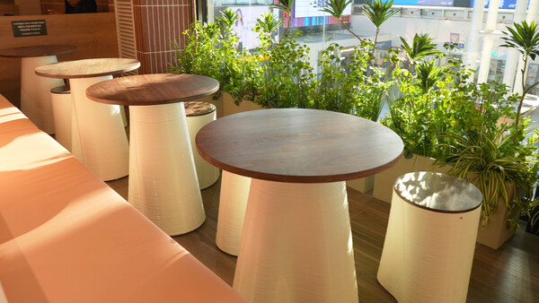 한화 건설부문이 폐플라스틱을 활용해 제작한 자원순환형 테이블과 의자가 서울역민자역사에 설치됐다. (사진=한화 건설부문)