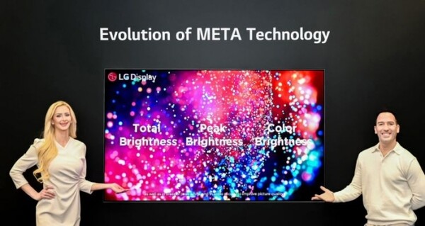 LG디스플레이 모델이 '메타 테크놀로지 2.0'을 적용한 OLED TV 패널 신제품을 소개하고 있다. / [사진제공=LG디스플레이]