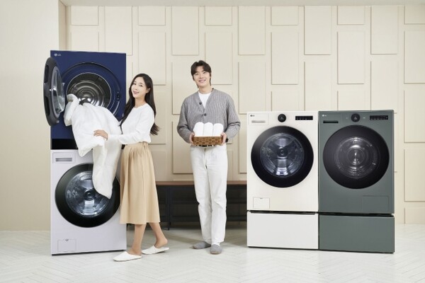 LG전자가 국내 최대 22kg 용량 건조기를 탑재한 ‘트롬 워시타워’를 23일 출시한다. 모델이 (사진 왼쪽부터) 트롬 워시타워, 세탁기, 건조기 신제품을 소개하고 있다./LG전자 제공