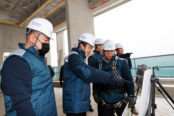 왕길역 로열파크시티 푸르지오현장에서 안전점검에 참여하고 있는 백정완 대우건설 사장(왼쪽에서 두 번째) (사진=대우건설)