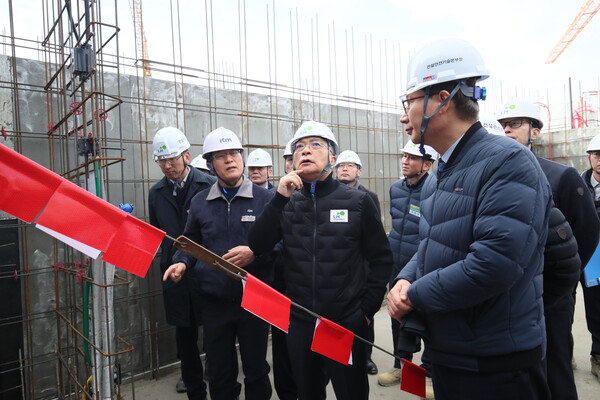 이한준 LH사장이 지난 1월 19일, 화성향남2 A22BL 아파트 건설현장을 방문해 건설혁신 이행현황을 점검하고 있다. (사진=LH)