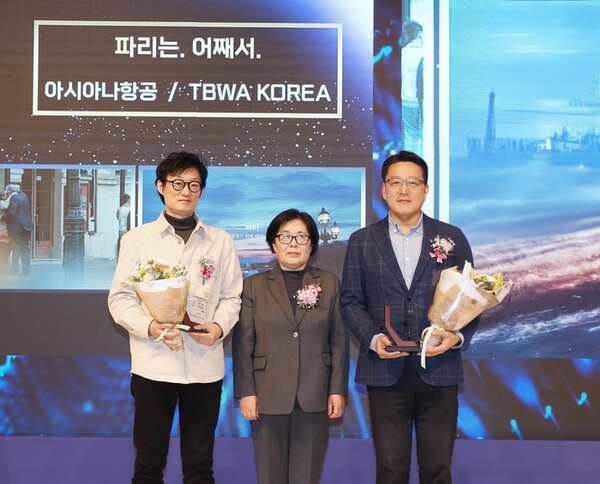 (왼쪽부터) 유병욱 TBWA 코리아 크리에이티브 디렉터, 한국소비자단체협의회 남인숙 회장, 아시아나항공 박수상 상무(오른쪽에서 첫번째)가 기념사진을 촬영하고 있다. / 아시아나항공 제공