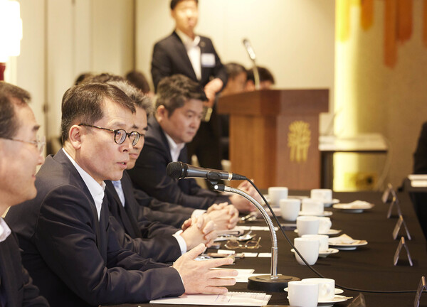 19일 서울 중구 은행연합회에서 김성태 IBK기업은행장이 참석자와 대화하고 있는 모습 (사진=IBK기업은행 제공)